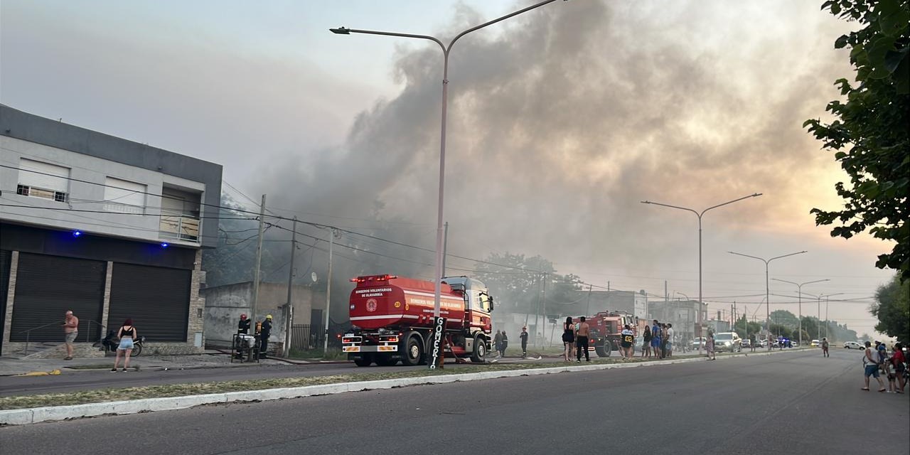 Voraz incendio de pastizales afect� viviendas de la zona